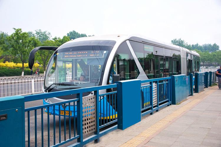 北京市公交车站护栏的规范化管理与城市公共交通的有序发展